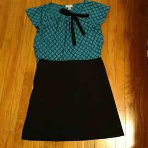 🛍️ 4/$10 Teal and black blouse with black skirt